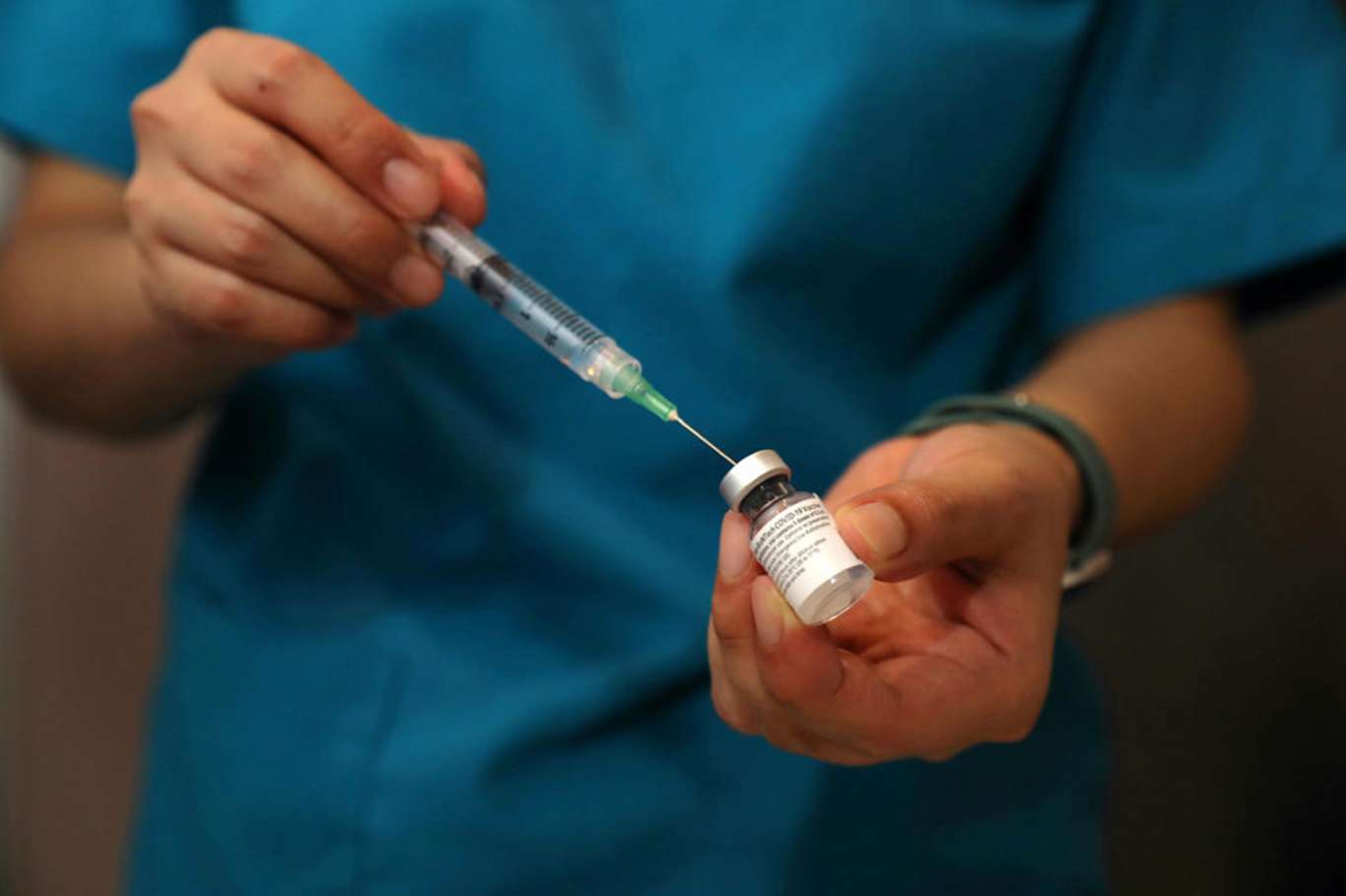 İngiltere 16 ve 17 yaşındaki çocuklara aşı uygulamasına hazırlanıyor